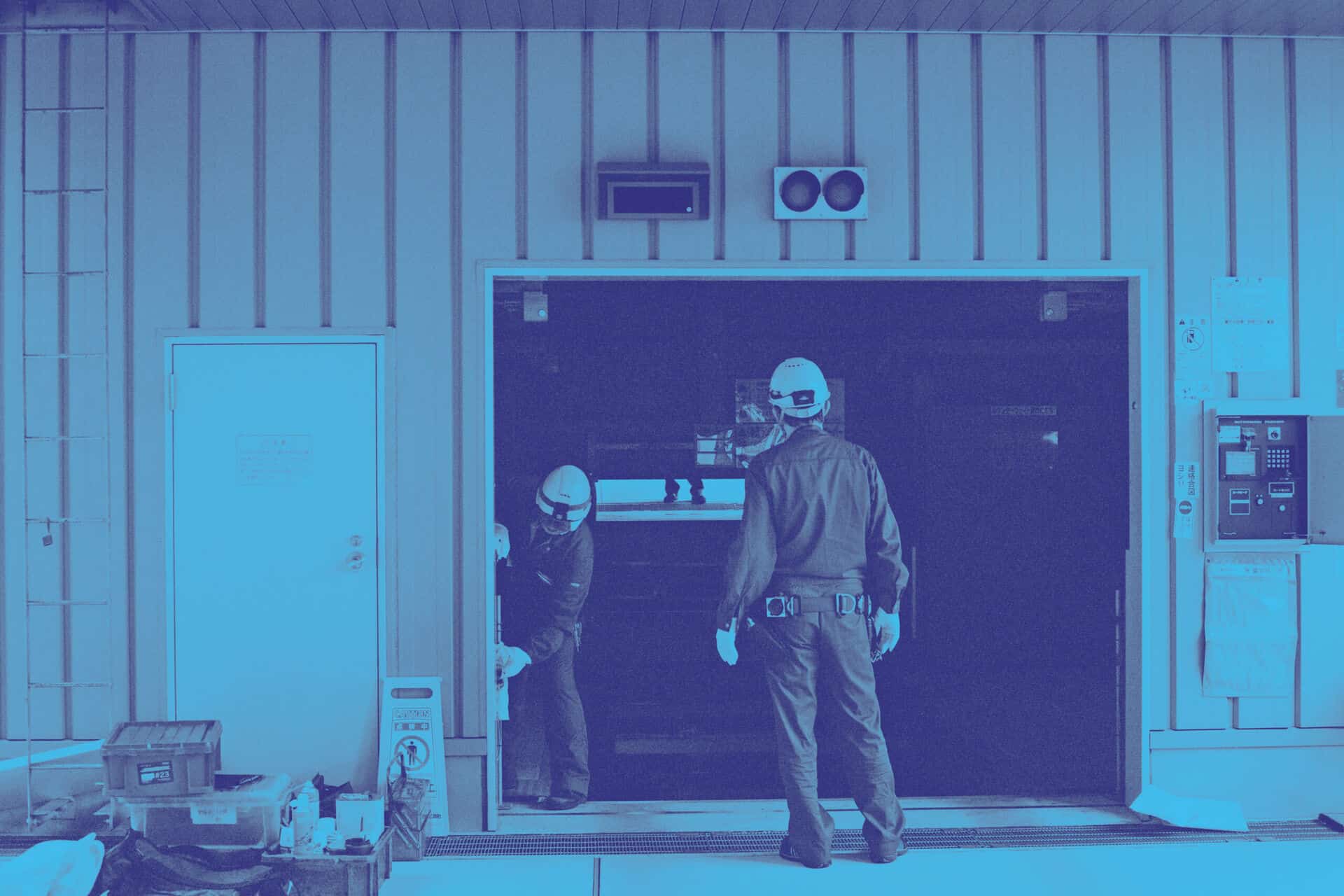 Medewerkers aan het werk op de werkvloer tijdens een training fysieke belasting